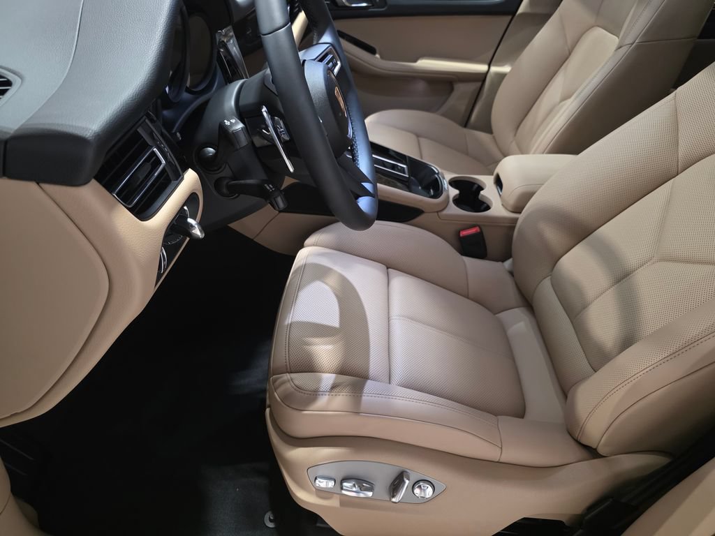 New 2026 Porsche Macan AWD/4WD image 5
