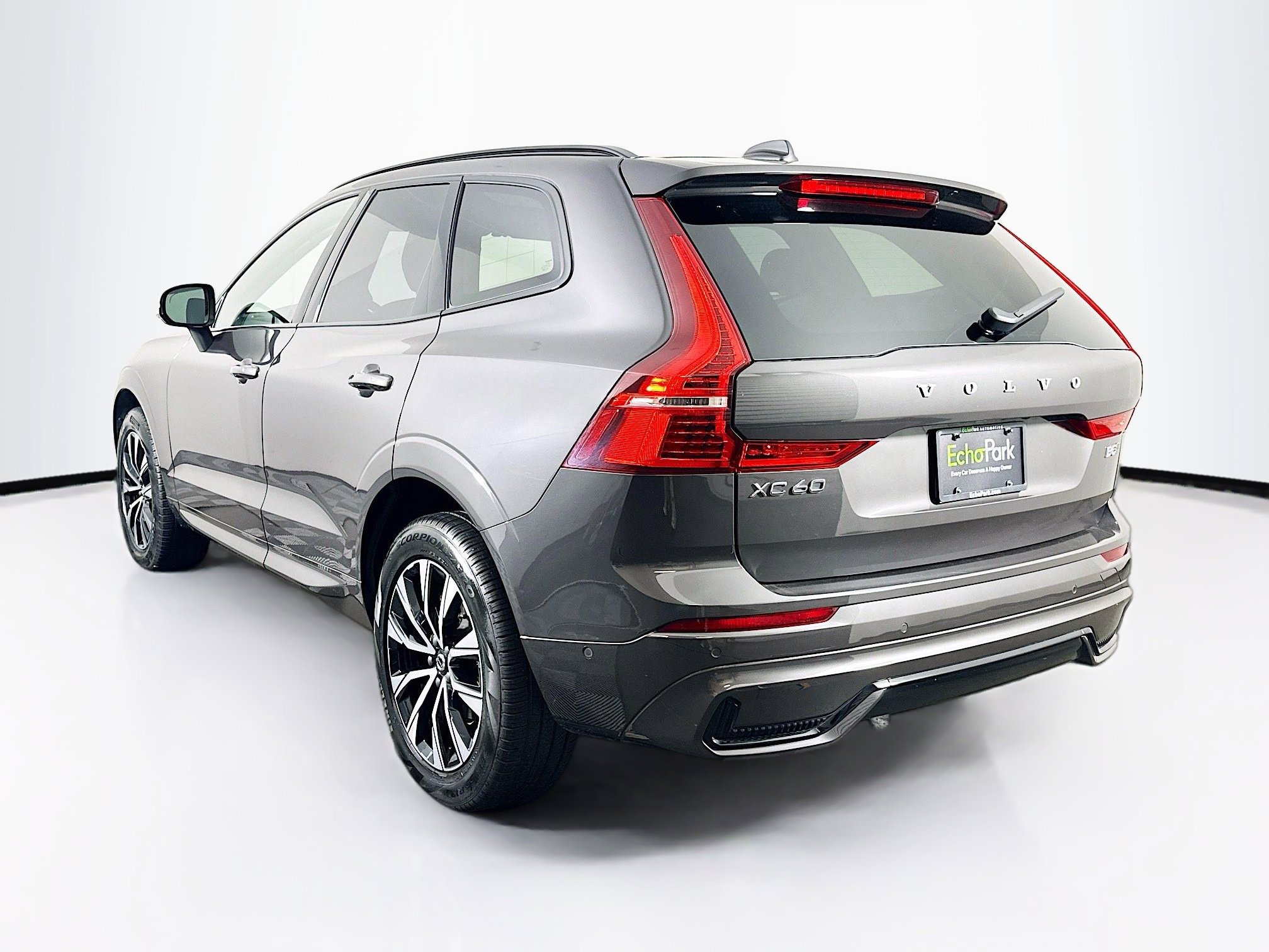 Used 2025 Volvo XC60 B5 Plus image 5