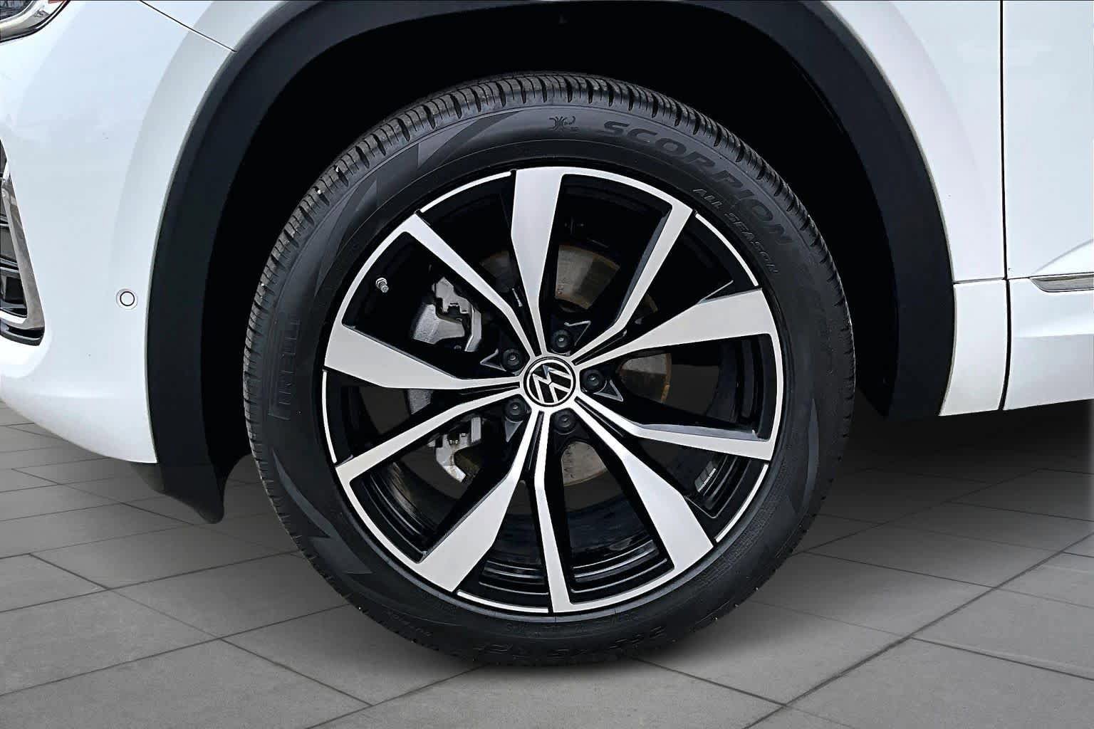 Used 2024 Volkswagen Atlas SEL Premium R-Line AWD/4WD image 18