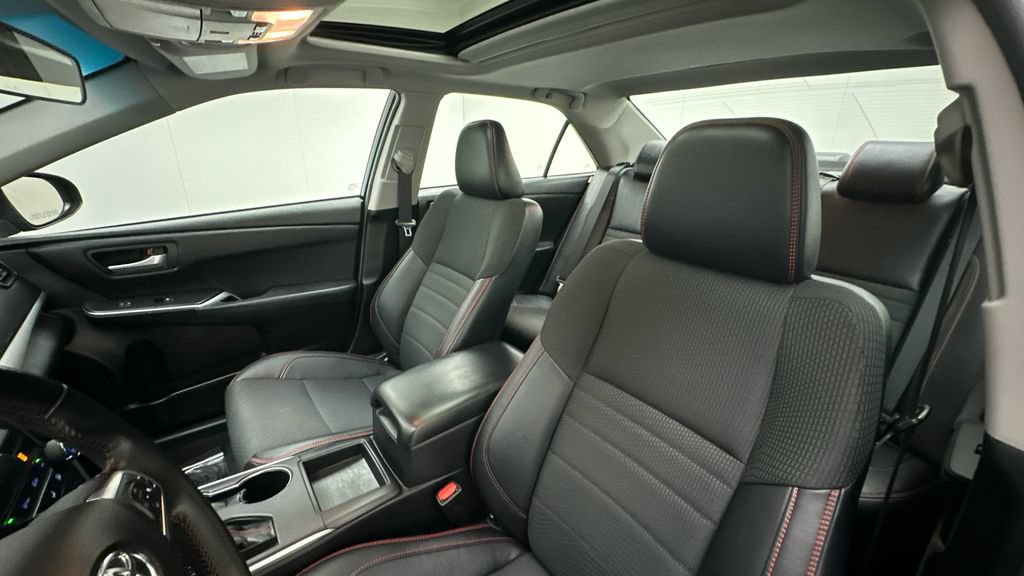 Used 2016 Toyota Camry SE w/ Moonroof Package FWD image 9