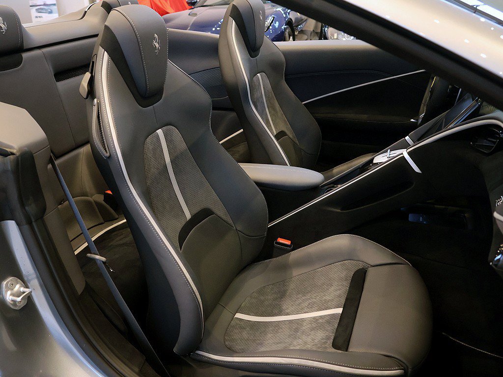 Certified 2026 Ferrari Roma Spider RWD image 28