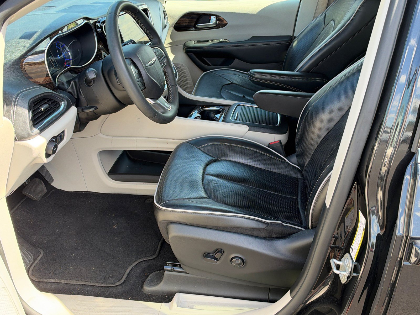 Used 2023 Chrysler Pacifica Limited FWD image 9