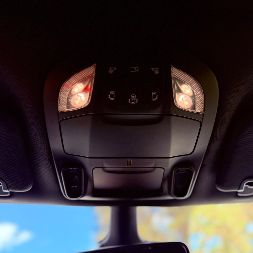 Used 2025 Chrysler Pacifica Limited image 17