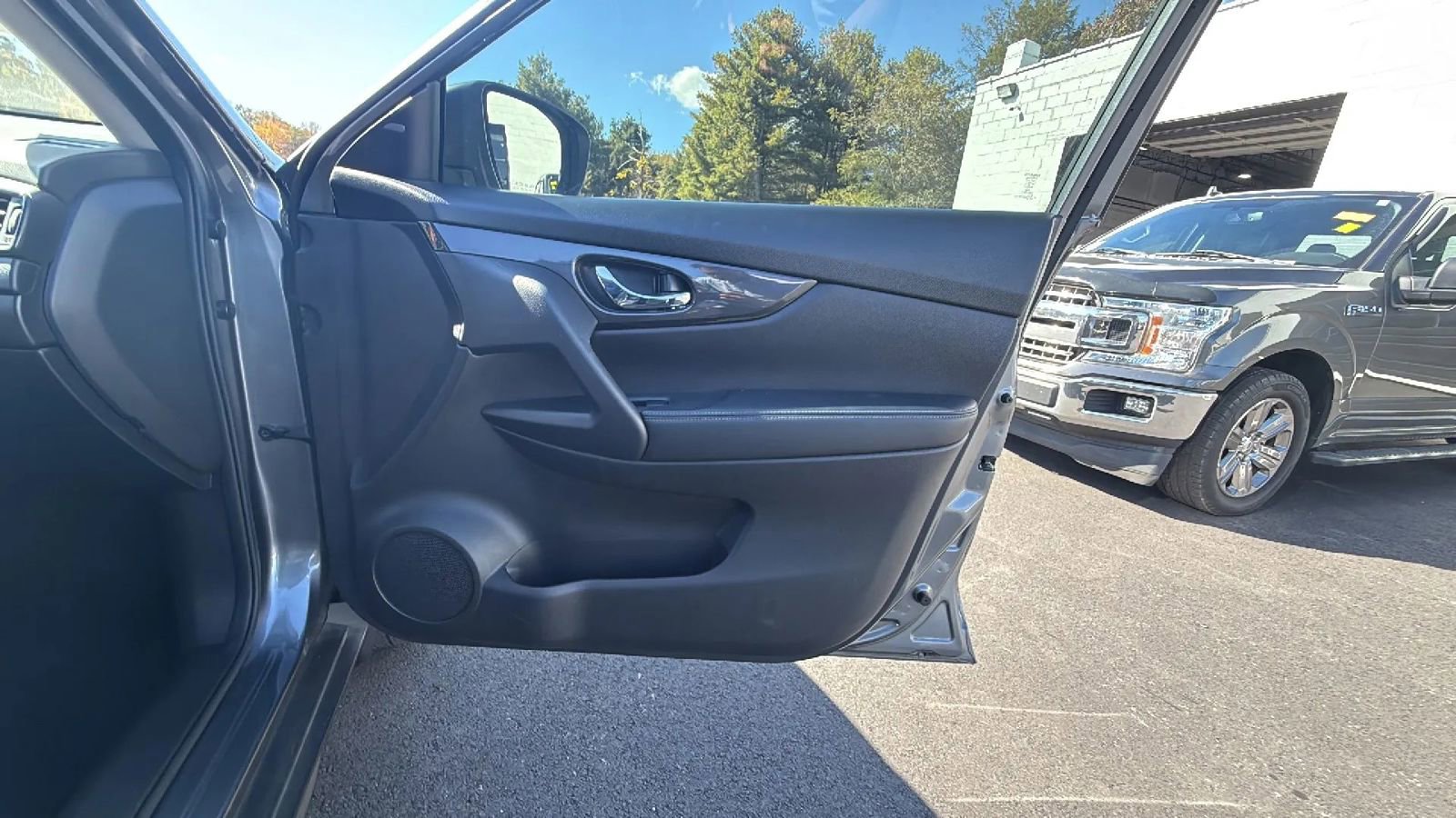 Used 2020 Nissan Rogue SV image 45