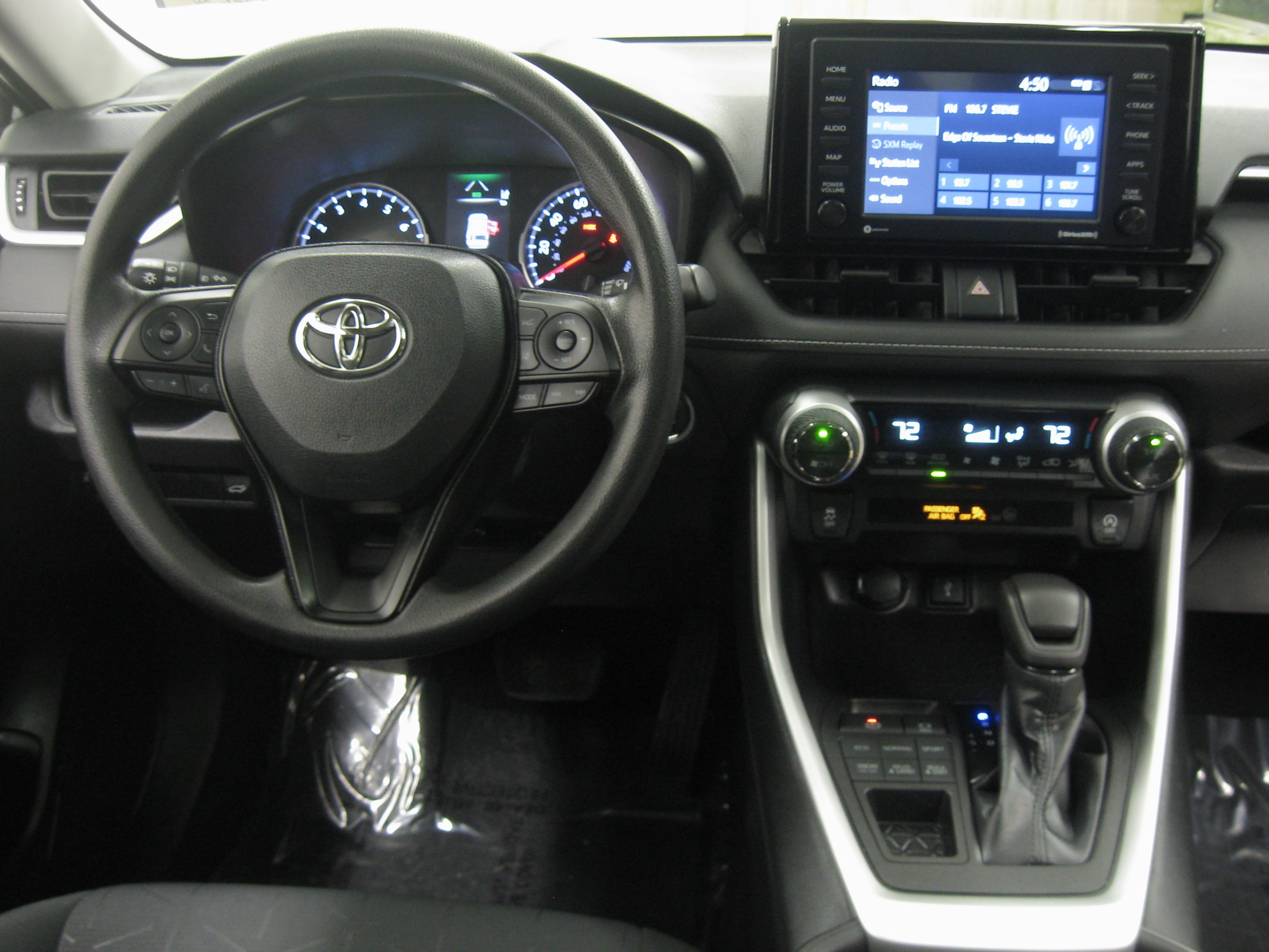 Used 2021 Toyota RAV4 XLE w/ Convenience Package image 2