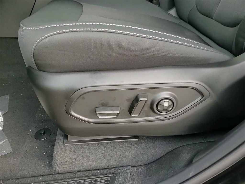 New 2025 Jeep Grand Cherokee Laredo X w/ Luxury Tech Group I image 28