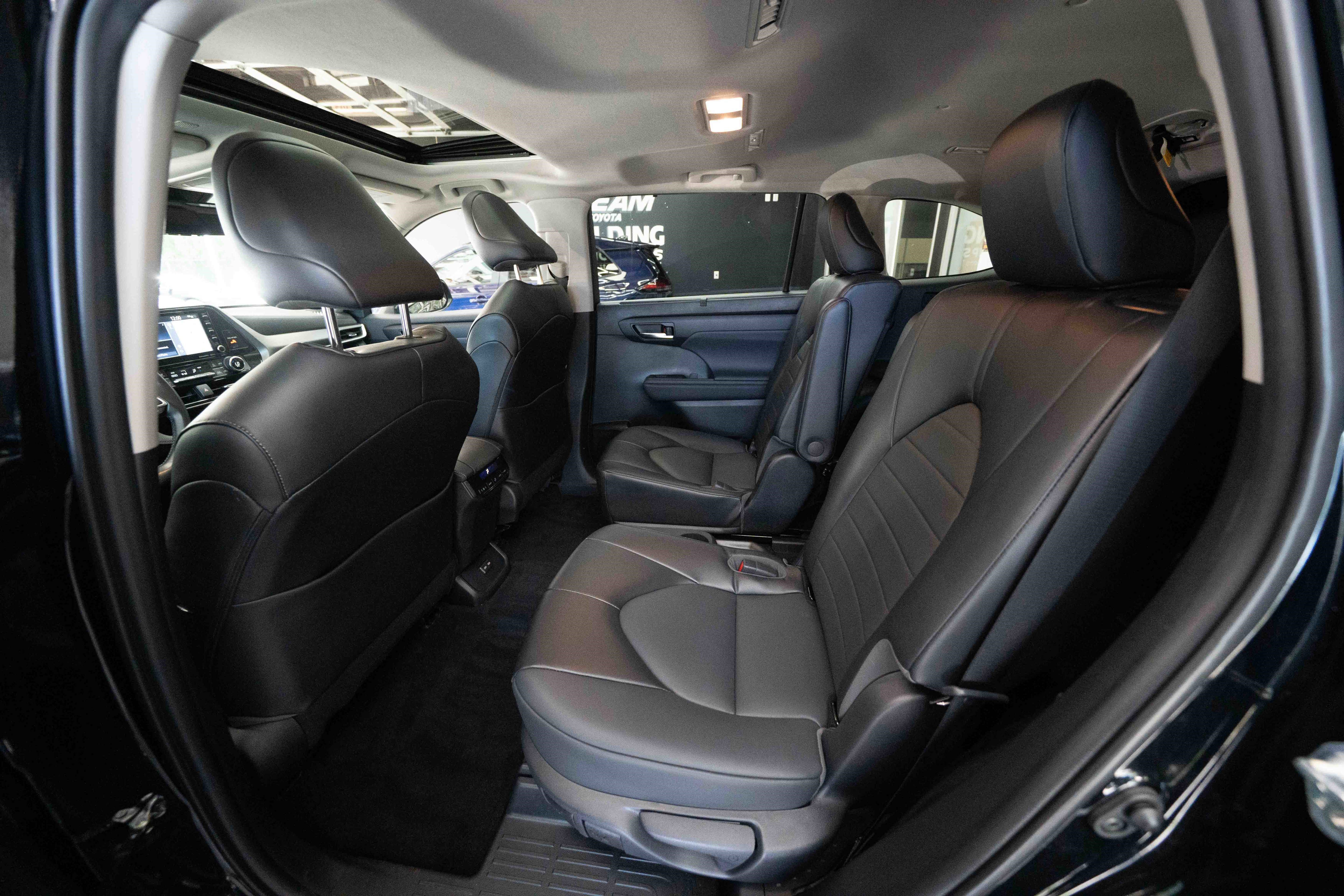 Used 2022 Toyota Highlander XLE AWD/4WD image 23
