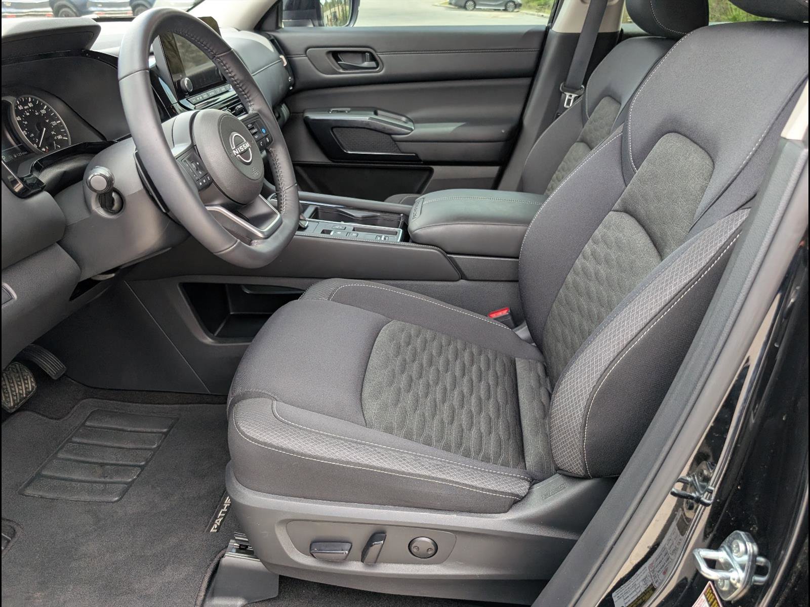 Used 2025 Nissan Pathfinder SV w/ SV Premium Package image 14