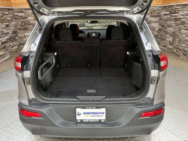 Used 2017 Jeep Cherokee Latitude w/ Cold Weather Group AWD/4WD image 41