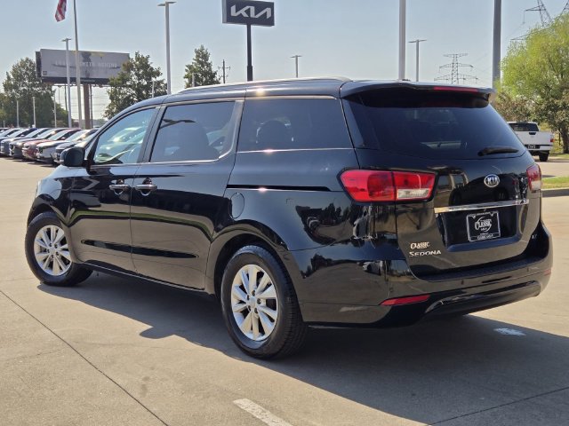 Used 2017 Kia Sedona LX w/ LX Essentials Premium Package FWD image 3