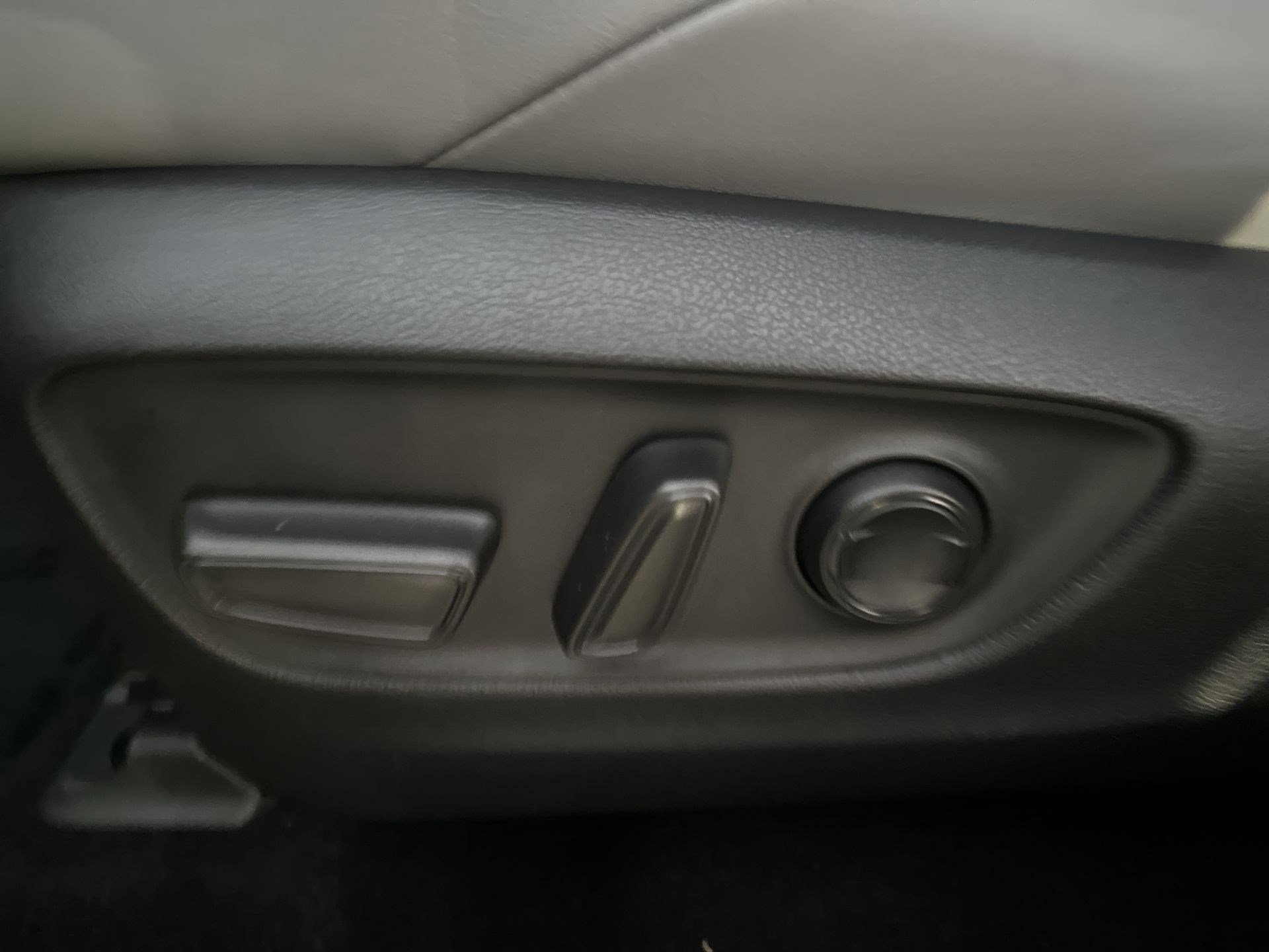 Used 2024 Toyota Venza XLE image 14