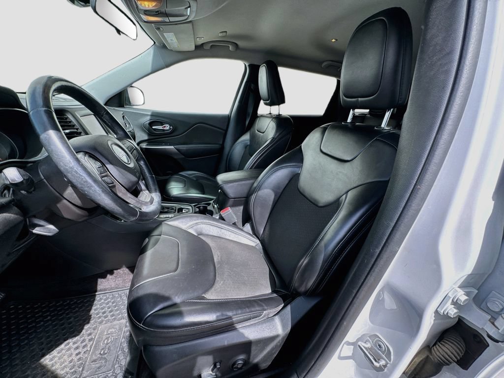 Used 2019 Jeep Cherokee Latitude Plus w/ Cold Weather Group AWD/4WD image 22