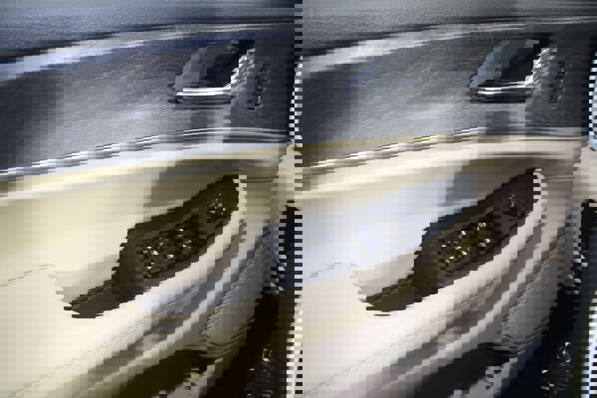 Used 2024 Jeep Grand Cherokee Limited w/ Luxury Tech Group II image 32