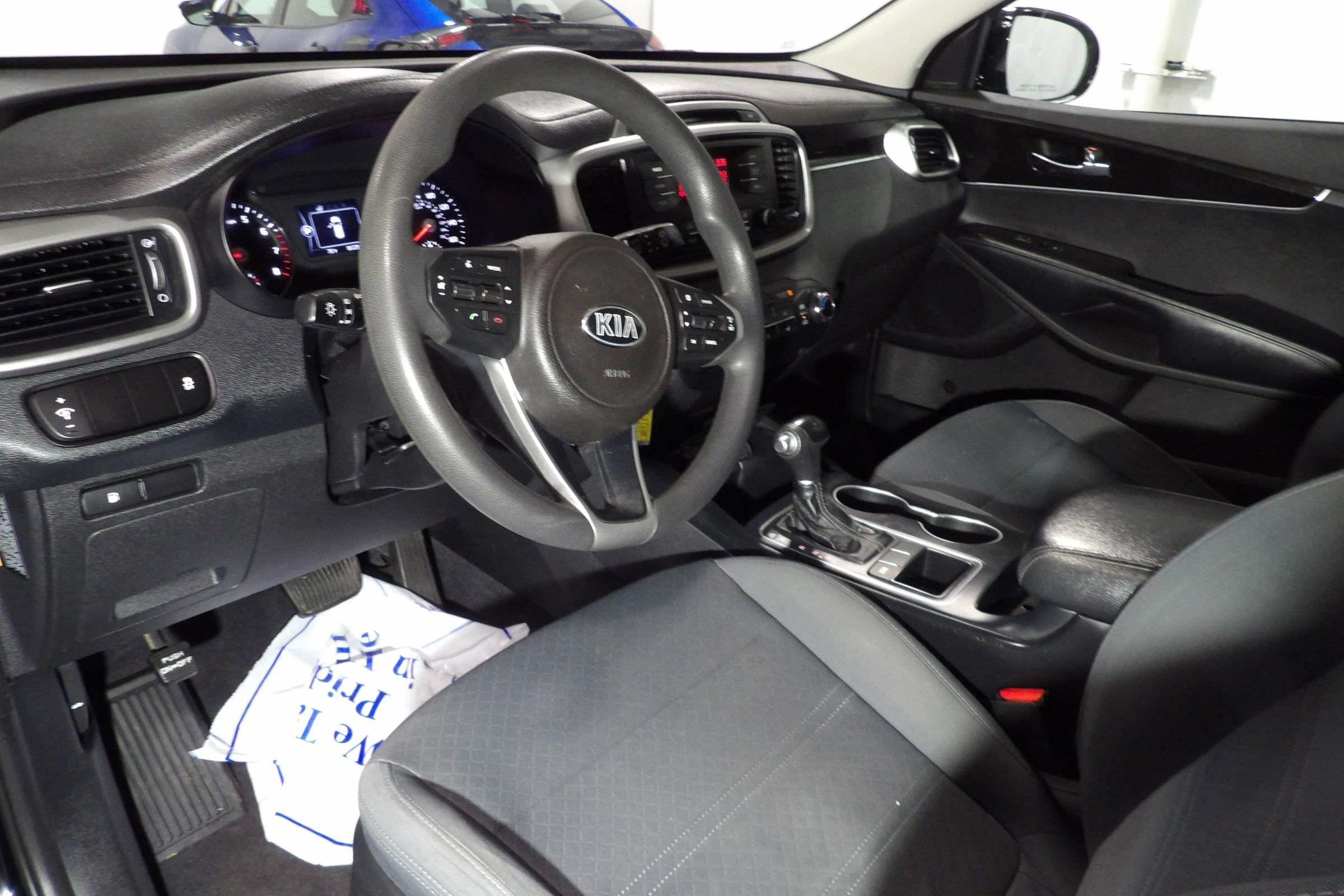 Used 2017 Kia Sorento L image 9