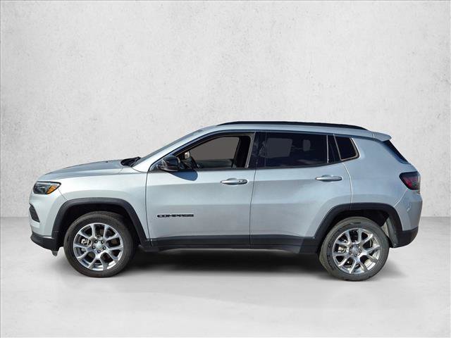 Used 2024 Jeep Compass Latitude w/ Sun and Sound Group AWD/4WD image 5