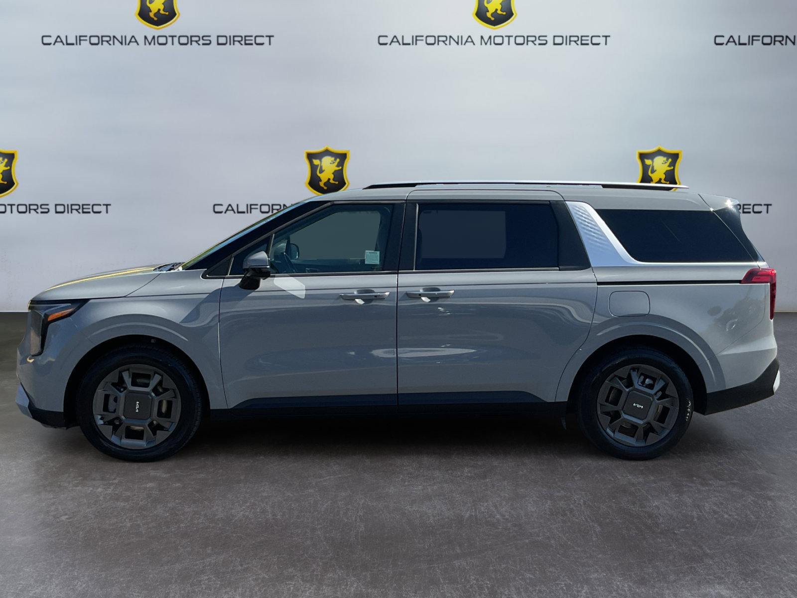 Used 2025 Kia Carnival EX FWD image 8