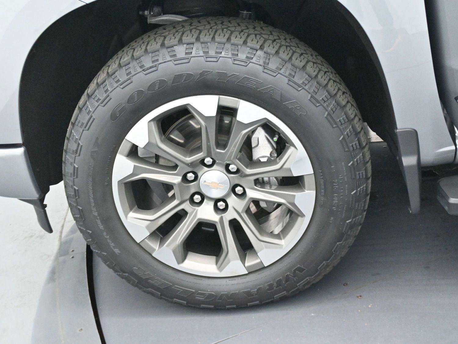 Used 2025 Chevrolet Silverado 1500 High Country w/ Technology Package AWD/4WD image 37