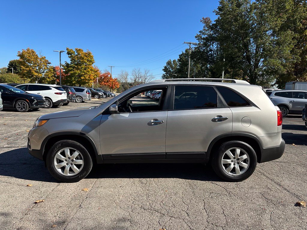 Used 2013 Kia Sorento LX w/ Convenience Pkg FWD image 2
