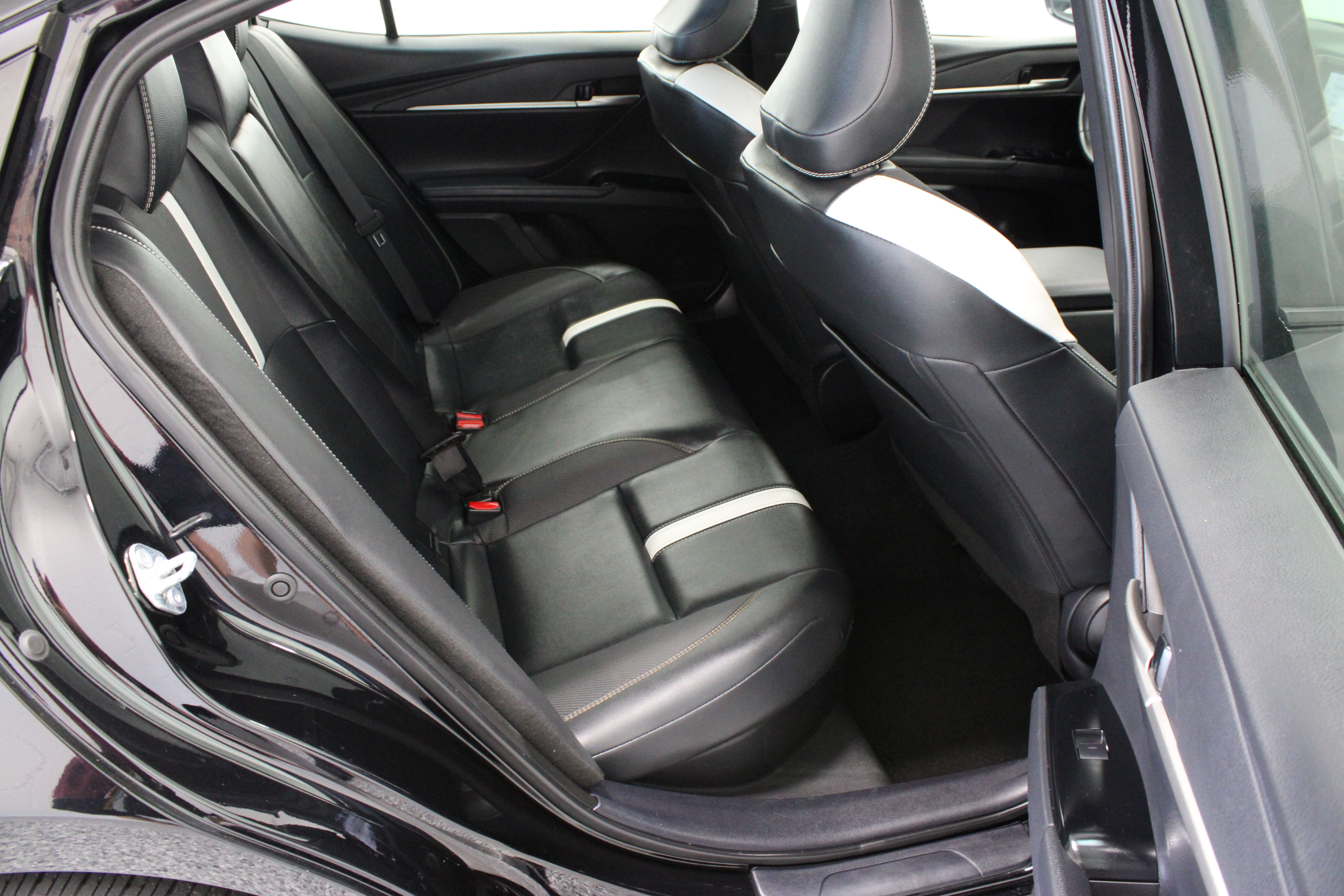 Used 2025 Toyota Camry SE FWD image 33