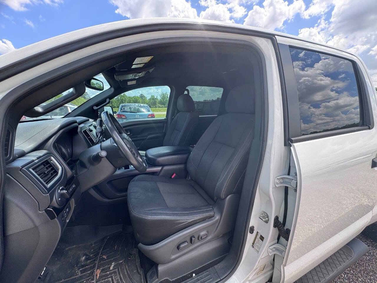 Used 2018 Nissan Titan SV w/ SV Convenience Package image 17