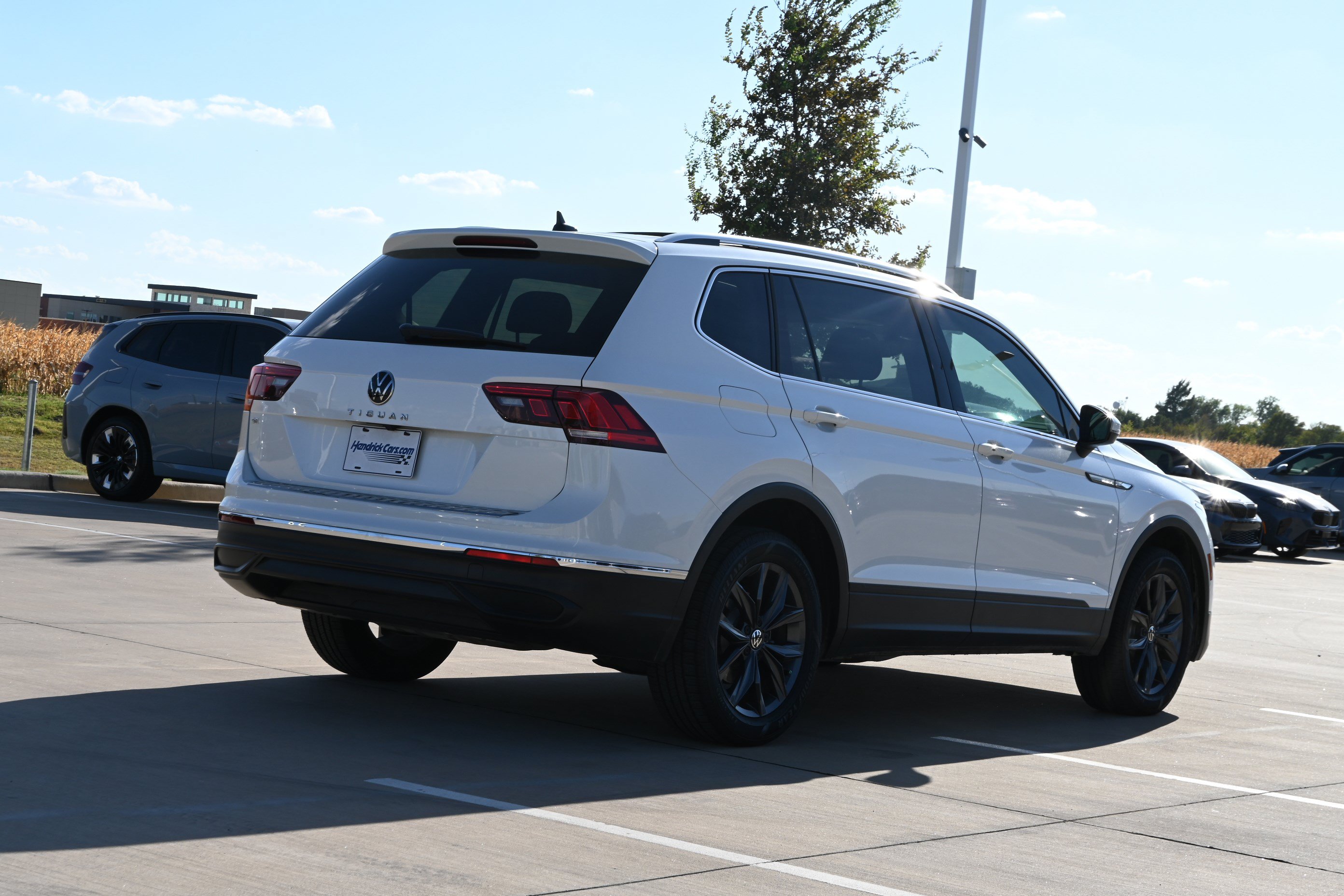Used 2023 Volkswagen Tiguan SE w/ Panoramic Sunroof Package FWD image 9