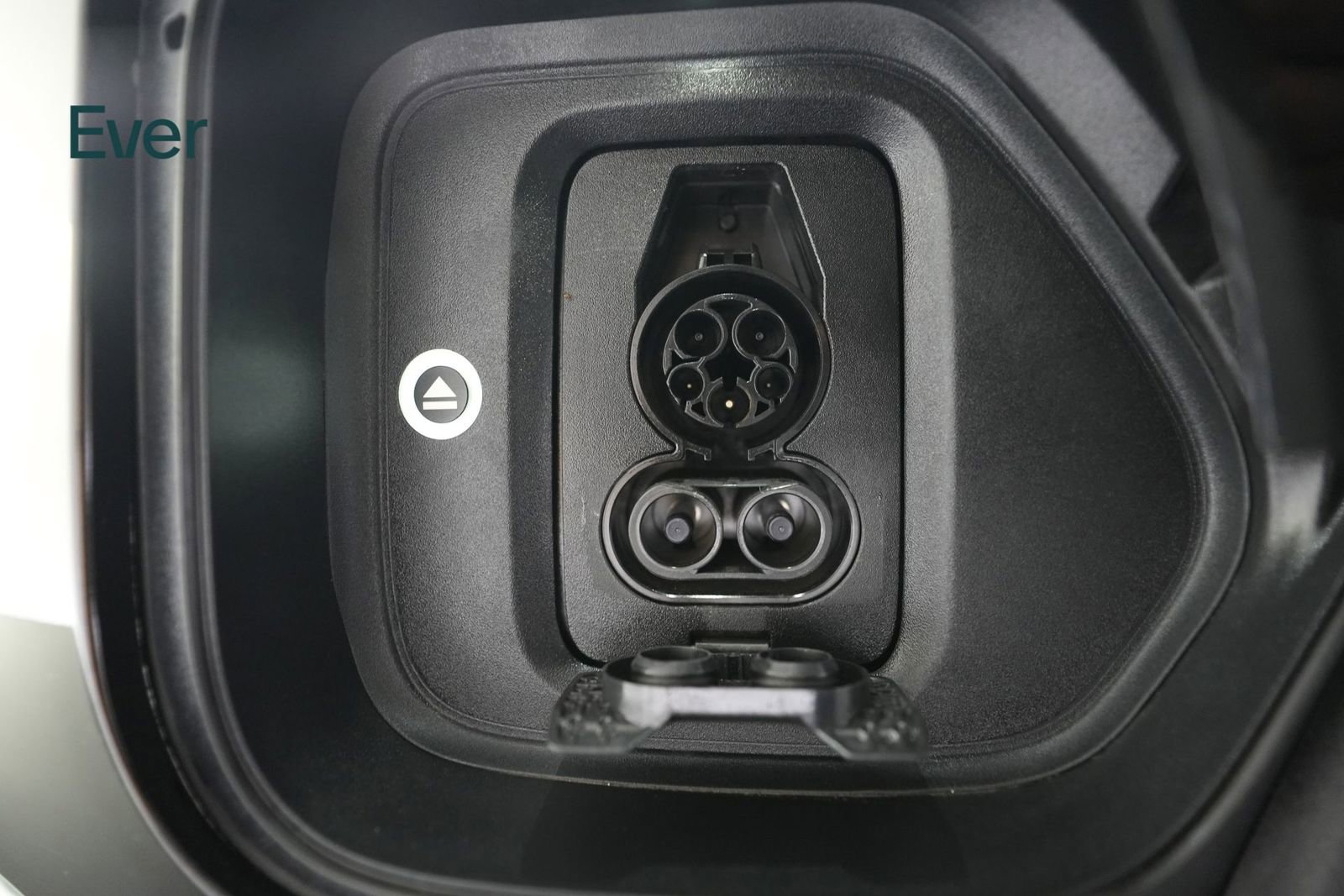 Used 2025 Rivian R1S Premium image 10