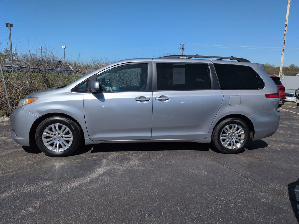 Used 2013 Toyota Sienna XLE image 2