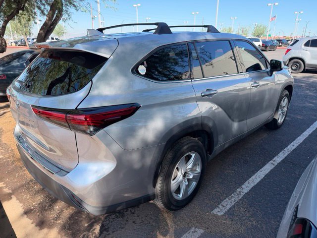 Used 2021 Toyota Highlander LE FWD image 4