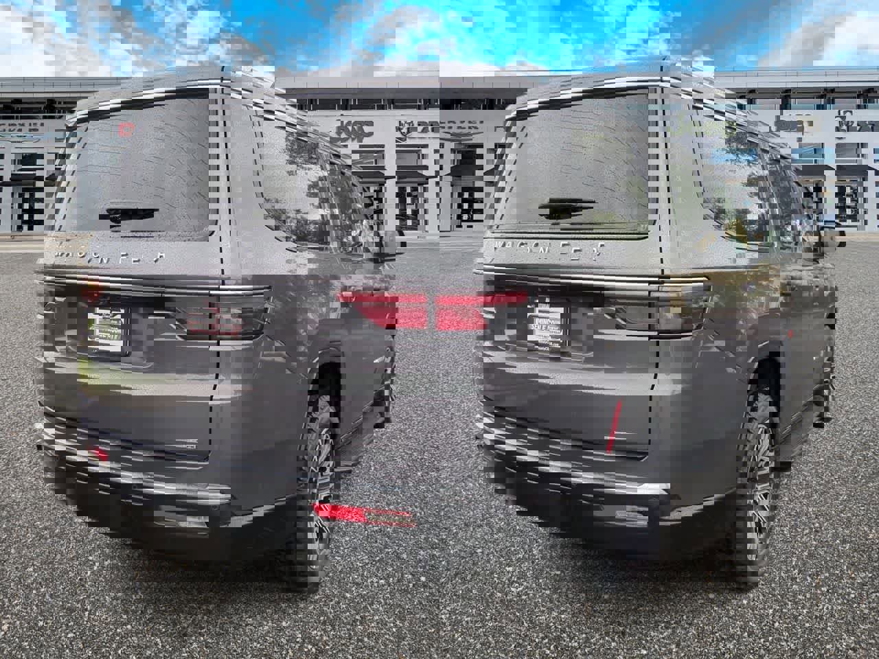 Used 2024 Jeep Wagoneer L Series II image 8