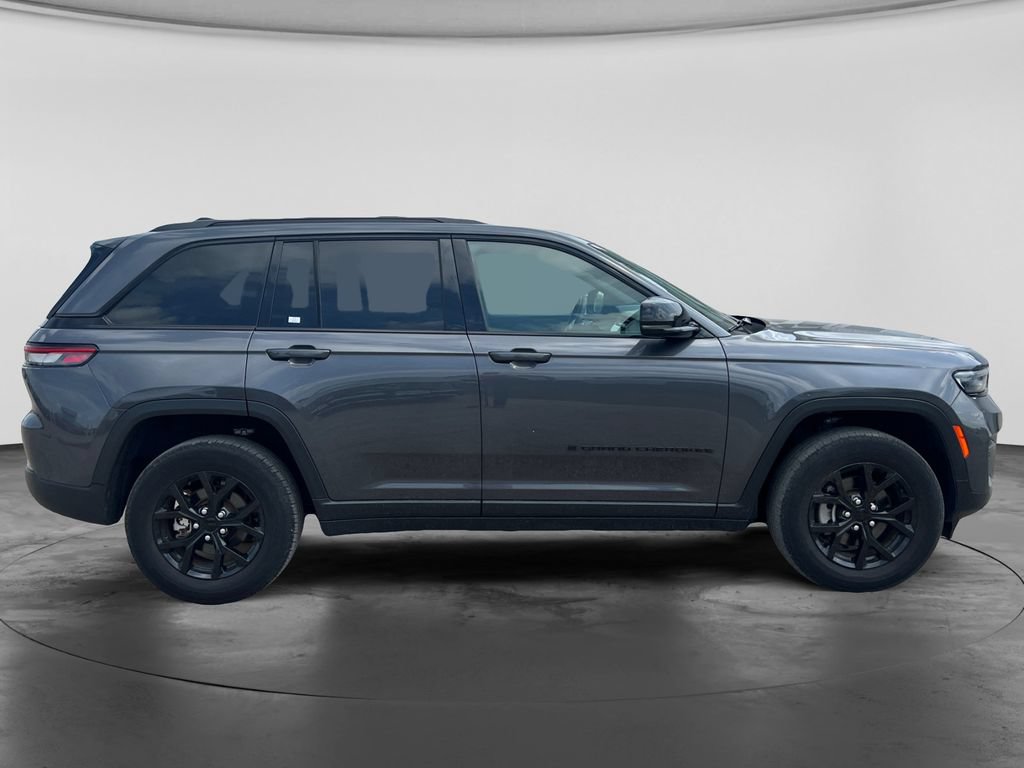 Used 2024 Jeep Grand Cherokee Altitude AWD/4WD image 11