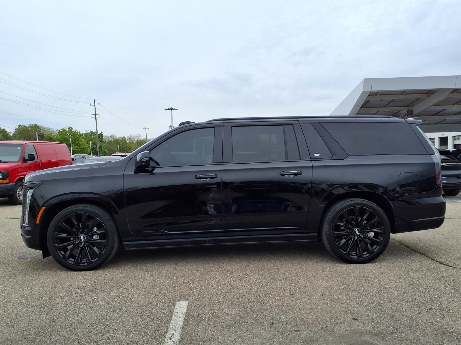 Used 2025 Cadillac Escalade ESV Sport Platinum w/ LPO, ONYX Package AWD/4WD image 8