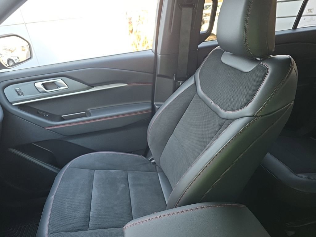 Used 2025 Ford Explorer ST image 33
