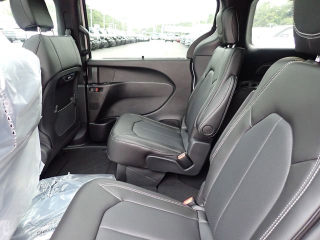 New 2026 Chrysler Pacifica Select image 13