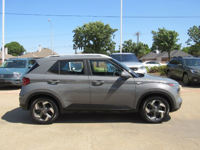 Used 2022 Hyundai Venue SEL FWD image 5