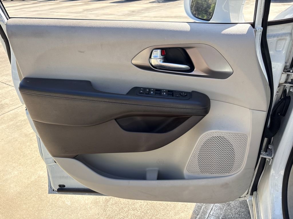 Used 2018 Chrysler Pacifica Touring-L FWD image 11