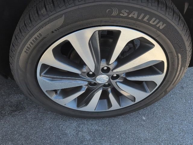 Used 2019 Buick Encore Essence image 11