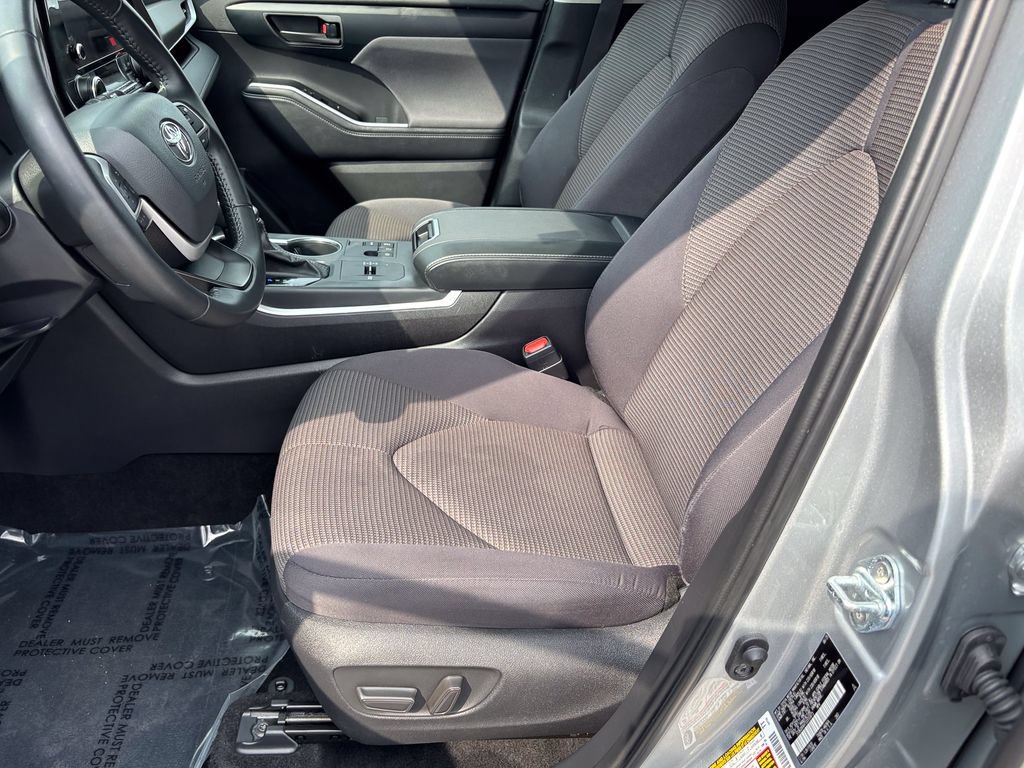 Used 2025 Toyota Highlander LE FWD image 18