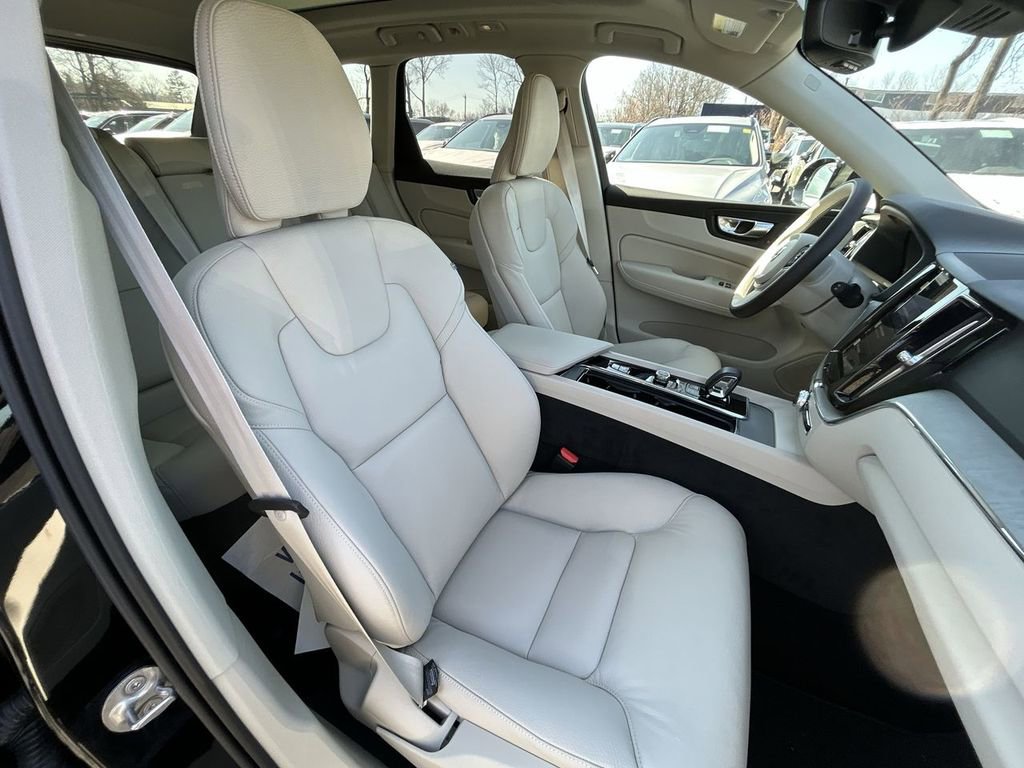 Certified 2025 Volvo XC60 T8 Plus w/ Protection Package Premier image 15
