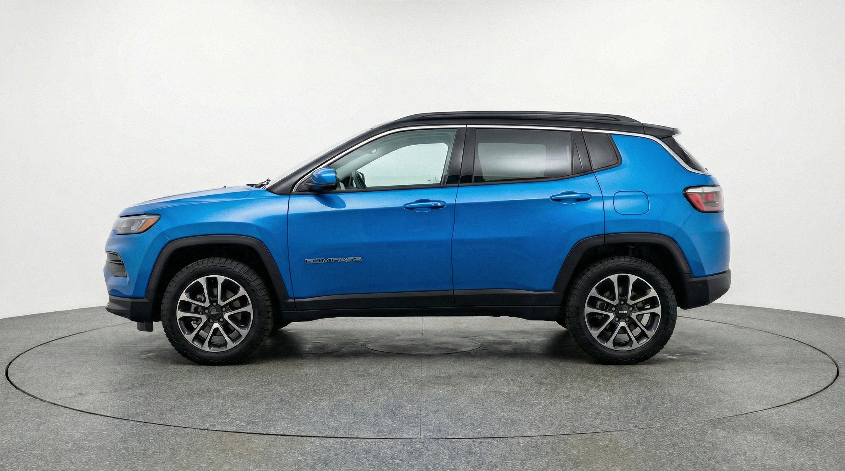 Used 2025 Jeep Compass Trailhawk image 5