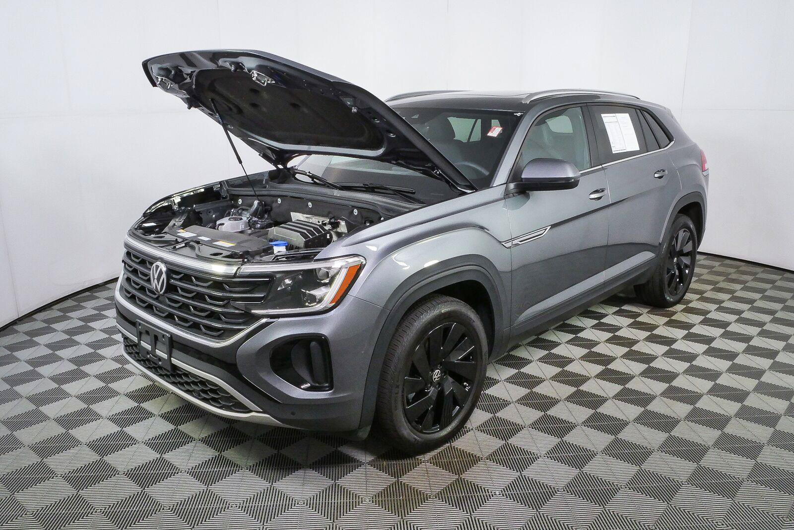 Certified 2025 Volkswagen Atlas Cross Sport SE w/ Panoramic Sunroof Package AWD/4WD image 31