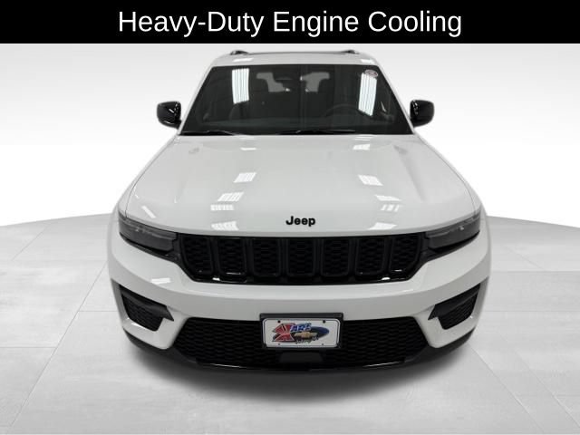 Used 2023 Jeep Grand Cherokee Altitude AWD/4WD image 9