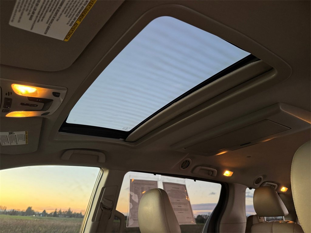 Used 2014 Toyota Sienna XLE image 21