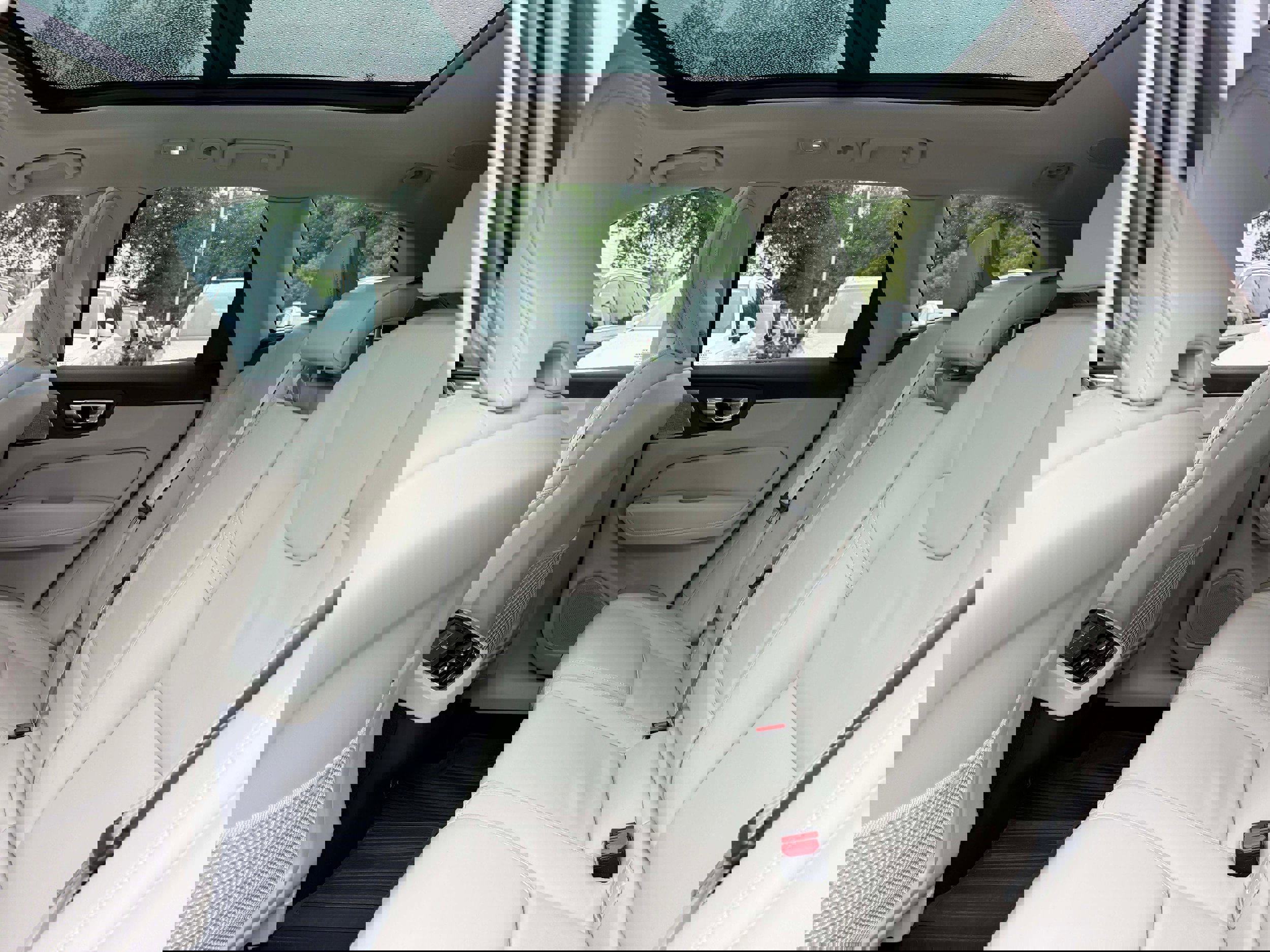 Certified 2023 Volvo XC60 B5 Ultimate w/ Protection Package Premier image 15