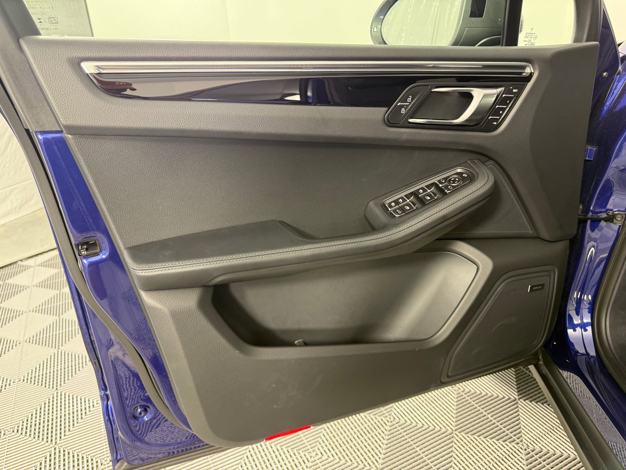 New 2025 Porsche Macan Turbo image 29