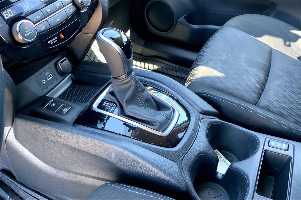 Used 2019 Nissan Rogue SV w/ Premium Package image 18
