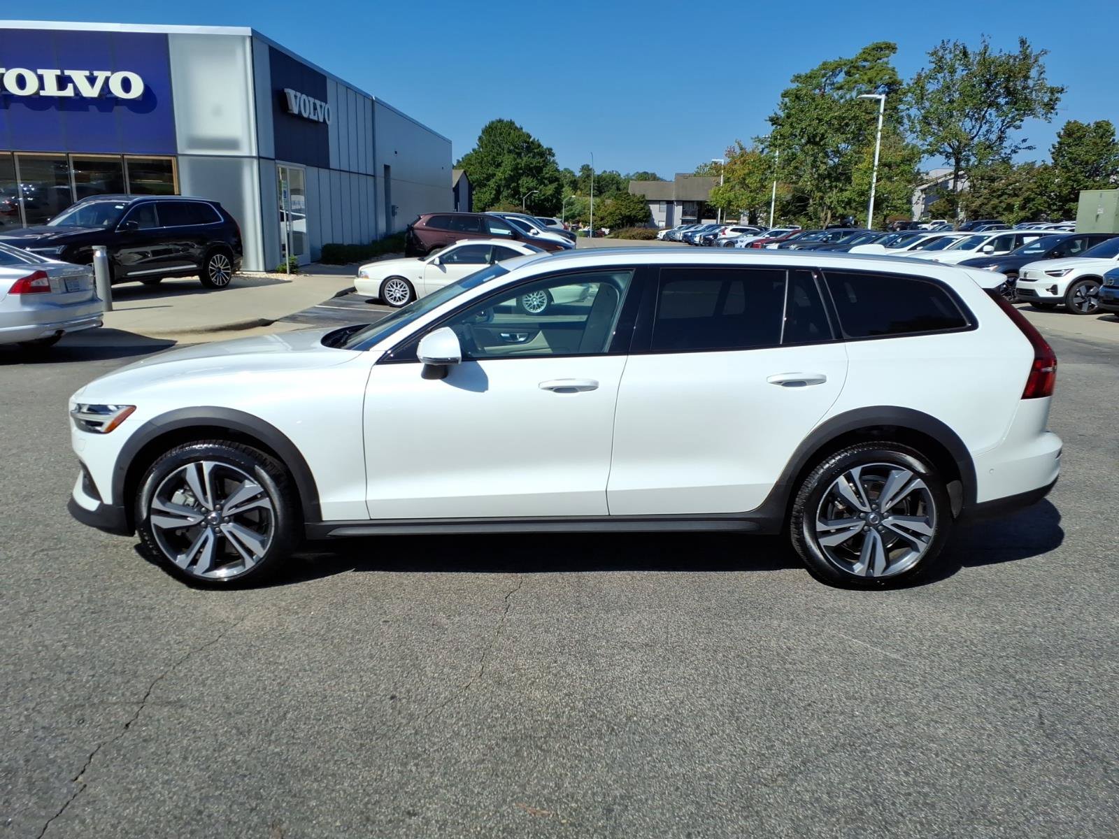 Certified 2025 Volvo V60 B5 Cross Country Plus AWD/4WD image 8