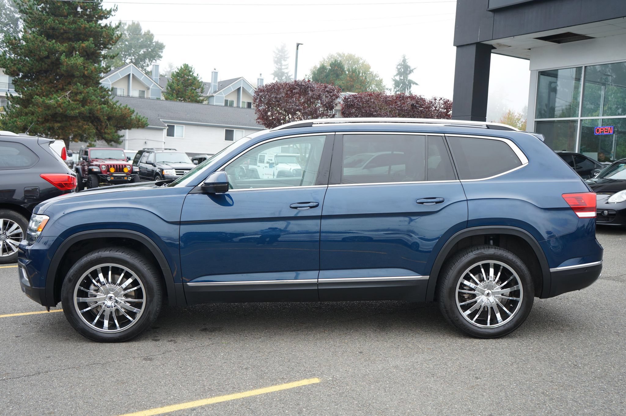 Used 2018 Volkswagen Atlas SEL Premium AWD/4WD image 2