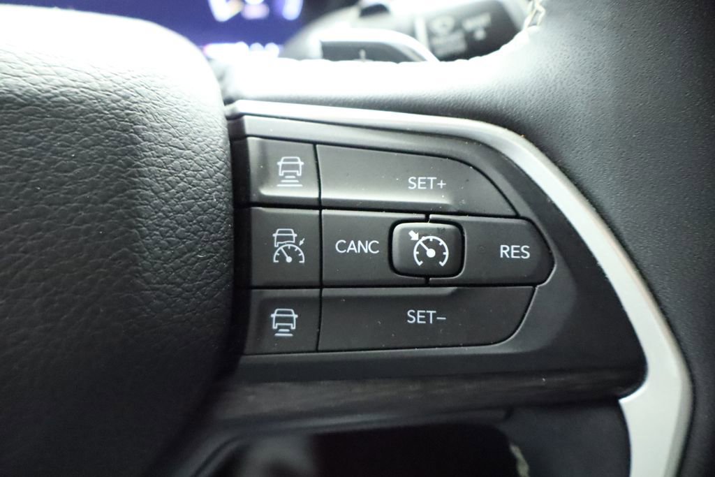 Used 2023 Jeep Grand Cherokee L Laredo image 33
