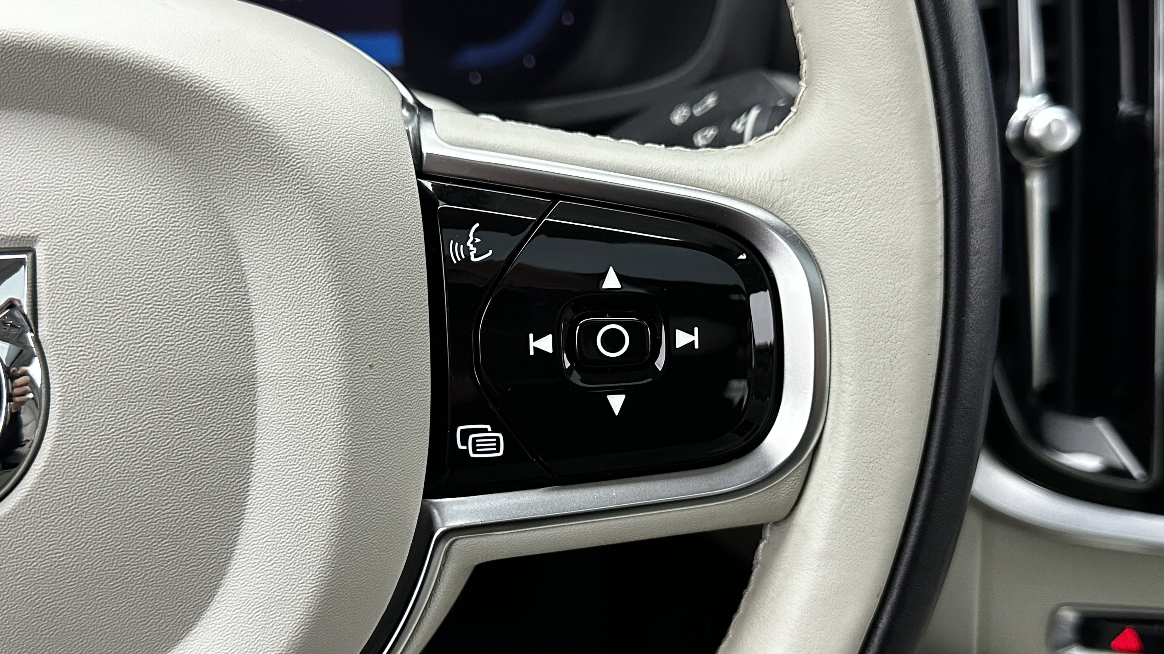 Used 2023 Volvo S60 T8 Plus image 24