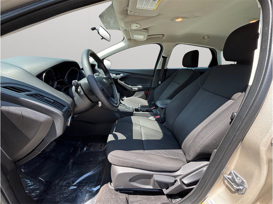 Used 2017 Ford Focus SE FWD image 2